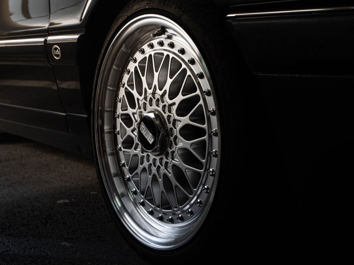 Silberne BBS-Mesh-Felge eines schwarzen Audi im Detail