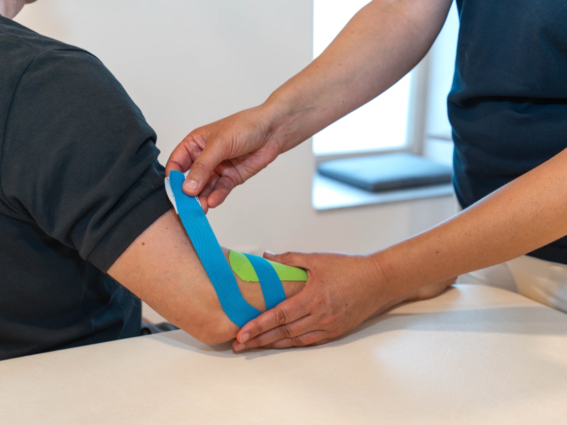 Anlegen eines Kinesio-Tapes am Arm